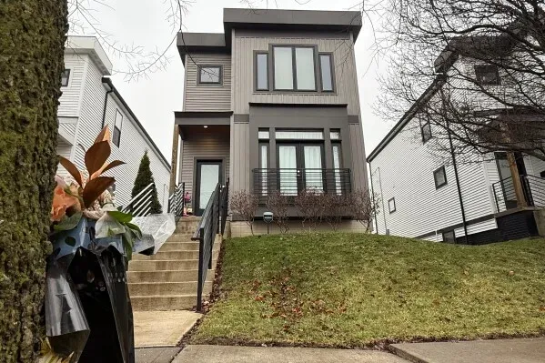 منزل عائلة تيبي في كولومبوس، أوهايو، حيث وقعت جريمة قتل مزدوجة. تظهر الزهور عند المدخل تكريمًا للزوجين.