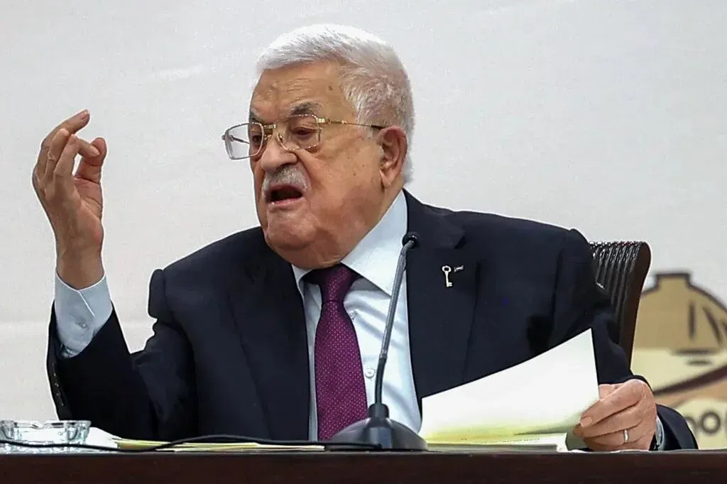 زيارة الرئيس الفلسطيني محمود عباس إلى لبنان للإعلان عن نزع سلاح فصائل المقاومة الفلسطينية، وسط توترات سياسية وأمنية.