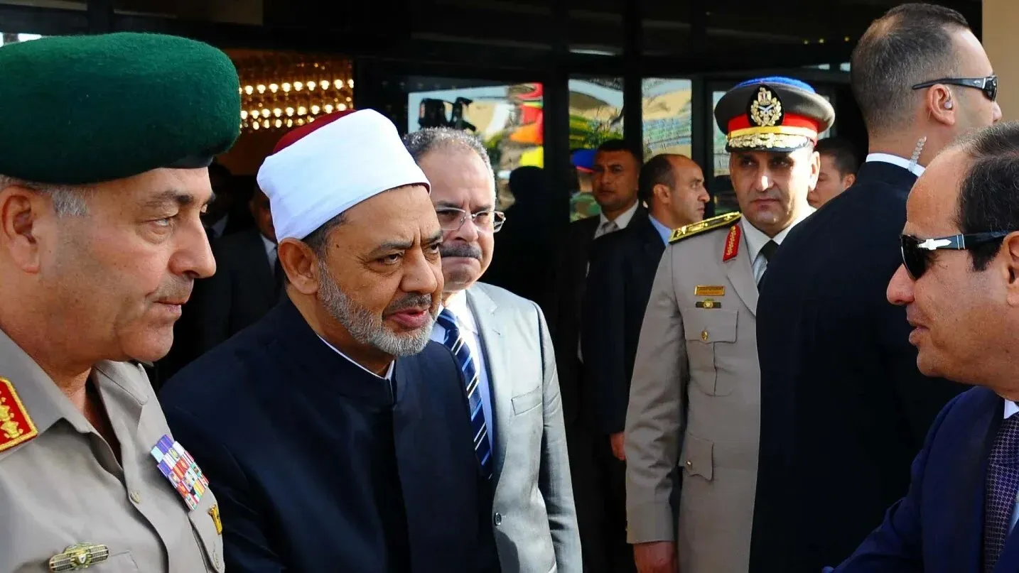 اجتماع بين أحمد الطيب، شيخ الأزهر، ورئيس مصر عبد الفتاح السيسي، مع مسؤولين عسكريين، وسط توترات حول بيان يدين تجويع غزة.