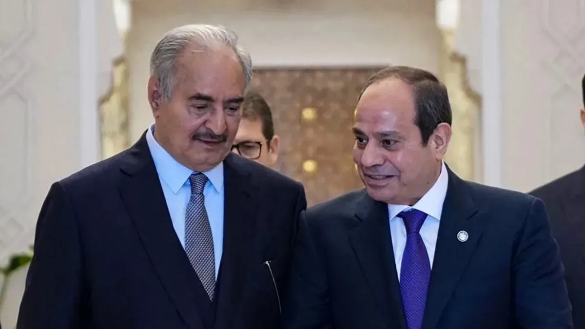 لقاء بين الجنرال خليفة حفتر والرئيس المصري عبد الفتاح السيسي، حيث يناقشان القضايا البحرية والتوترات الإقليمية في شرق المتوسط.