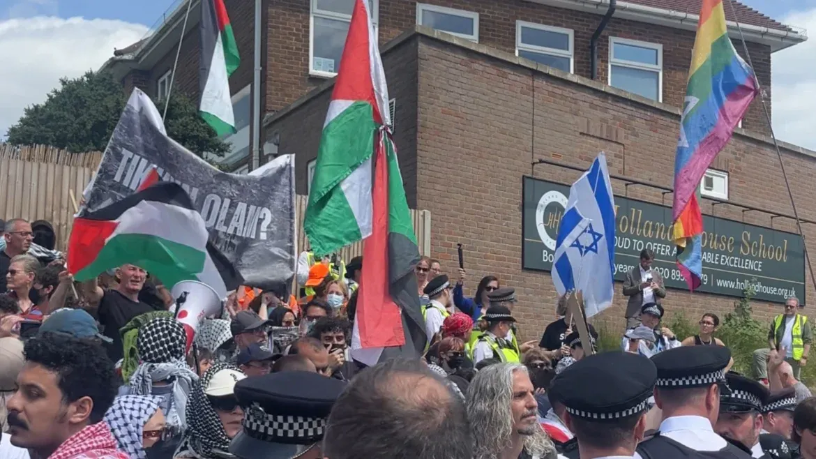 تجمع حشود من المحتجين أمام كنيس Edgware United Synagogue في لندن، حاملين أعلام فلسطين ولافتات تعبر عن الاعتراض على فعالية عقارية.