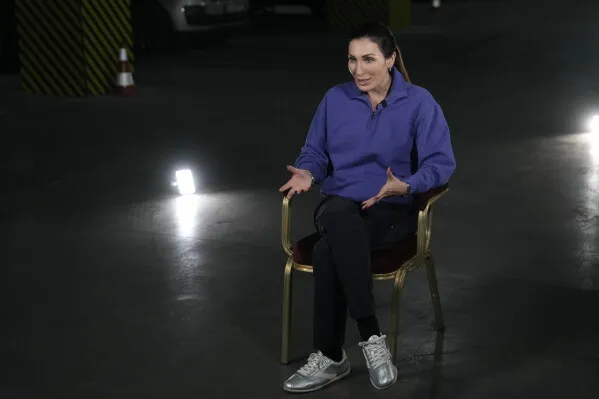 Laura Loomer تجلس في ملجأ آمن بأوكرانيا خلال مقابلة تتحدث فيها عن تحولها من ناشرة نظريات المؤامرة إلى داعمة لأوكرانيا وسط الحرب الروسية.
