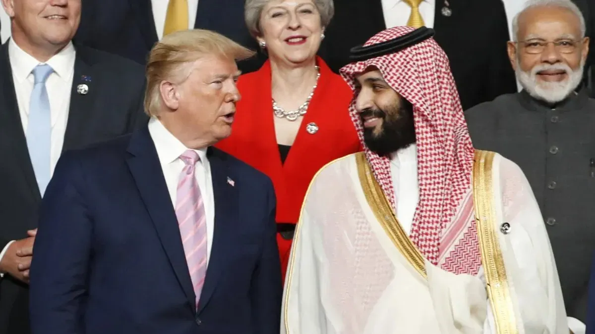 ترامب وولي العهد السعودي محمد بن سلمان يتبادلان الحديث خلال قمة، مع التركيز على العلاقات السعودية الأمريكية والضغط لوقف الهجمات على اليمن.