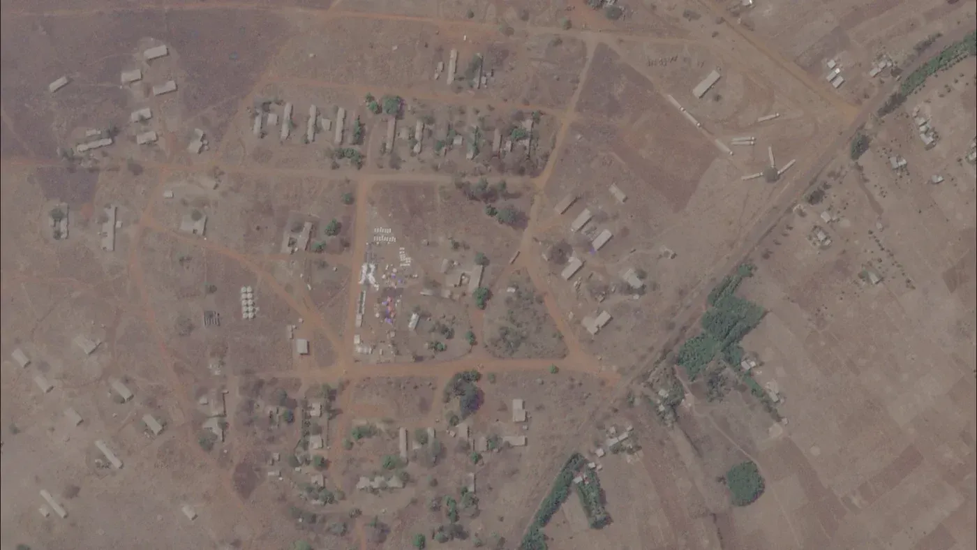 صورة فضائية تظهر قاعدة عسكرية في منطقة بني شنقول-غموز بإثيوبيا، حيث تُدعم قوات الدعم السريع السودانية.