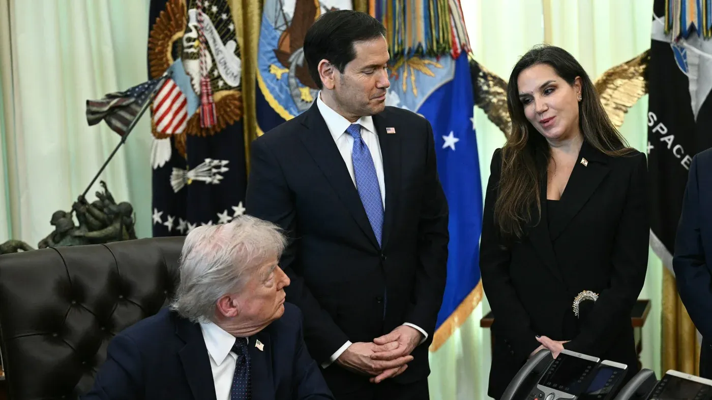 الرئيس الأمريكي السابق دونالد ترامب يتحدث مع دبلوماسيين في البيت الأبيض وسط أجواء سياسية متوترة حول التواصل مع حزب الله اللبناني.