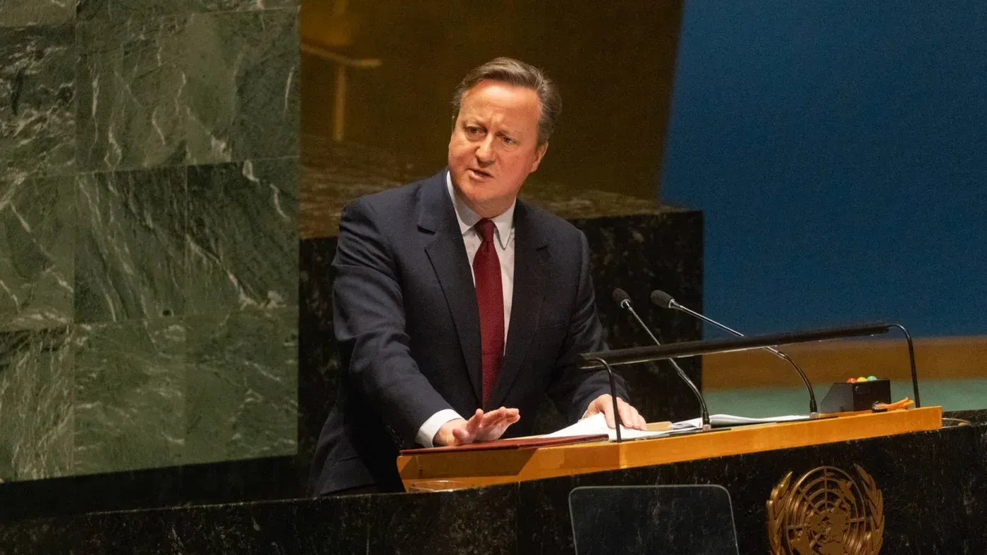 ديفيد كاميرون يتحدث في الأمم المتحدة، حيث تثار تساؤلات حول تهديد الحكومة البريطانية بوقف تمويل المحكمة الجنائية الدولية.