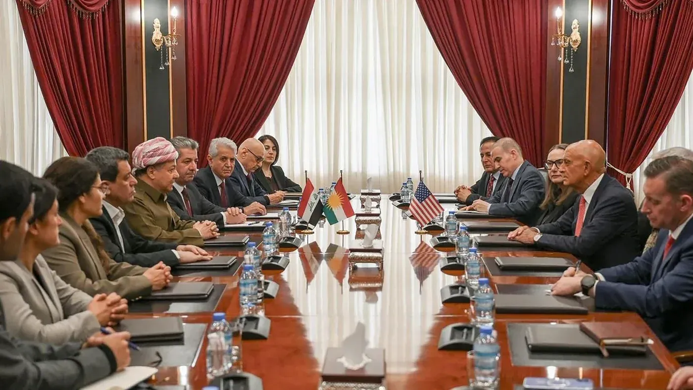 اجتماع دبلوماسي في أربيل يضم قادة من قوات سوريا الديمقراطية ومسؤولين أمريكيين، يناقش اتفاق وقف إطلاق النار والتعاون في سوريا.