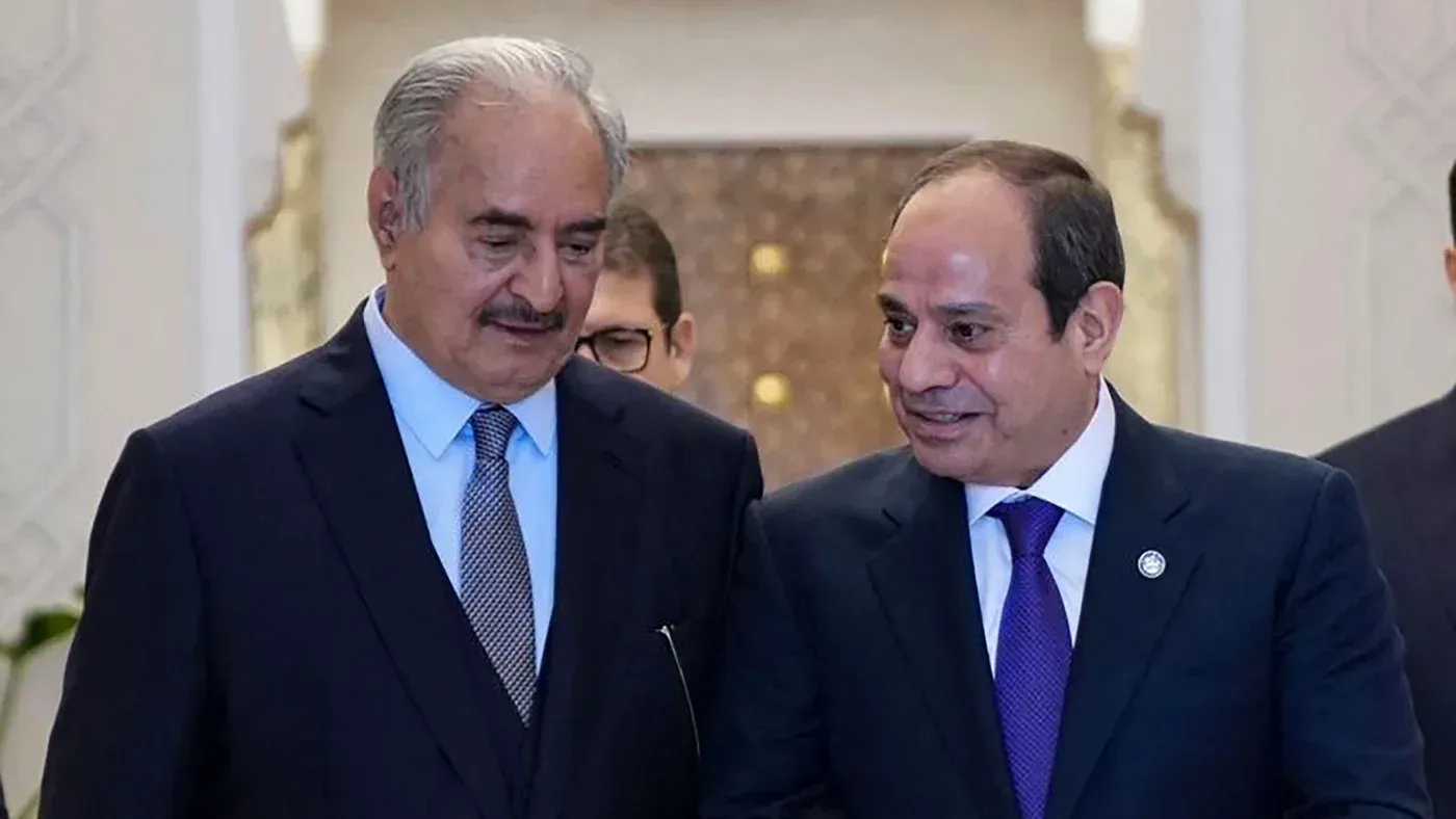 لقاء بين خليفة حفتر، قائد قوات شرق ليبيا، والرئيس المصري عبد الفتاح السيسي، في سياق الضغوط لوقف دعم قوات الدعم السريع.