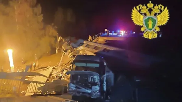انهيار جسر في منطقة بريانسك الروسية، مع وجود عربات قطار متضررة وسط الأنقاض، مما أدى إلى وقوع انفجارات وحوادث مأساوية.