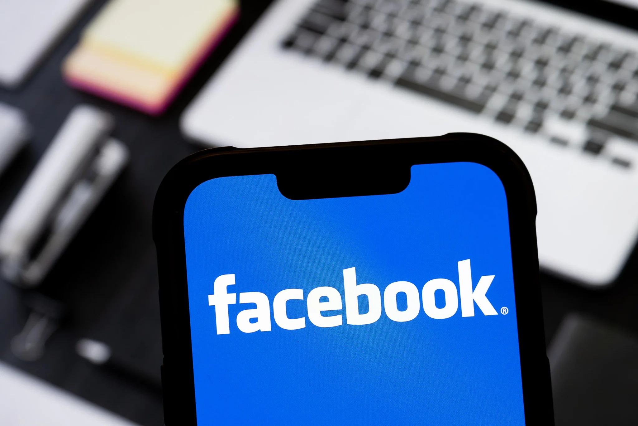 شاشة هاتف تعرض شعار فيسبوك، تعكس تجربة Meta الجديدة لاختبار عرض الفيديو بملء الشاشة في الهند لتعزيز خاصية Reels.