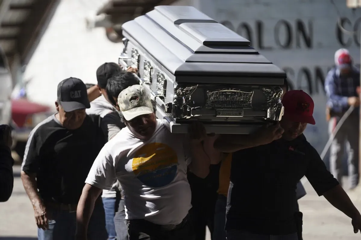 رجال يحملون تابوتًا في سانتو دومينغو لوس أوكوتيس، غواتيمالا، خلال جنازة ضحايا حادث الحافلة المأساوي الذي أسفر عن مقتل 54 شخصًا.