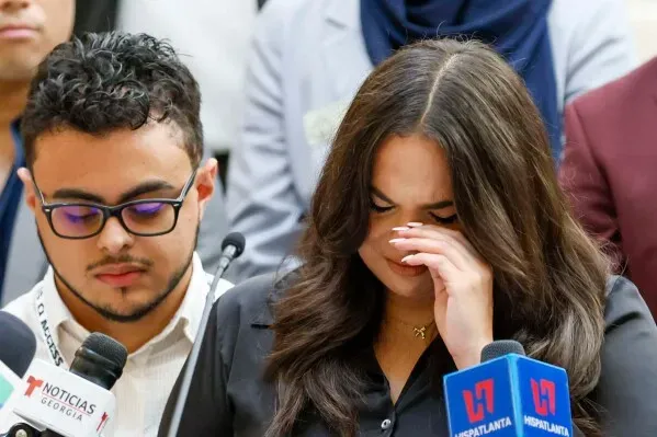 أبناء الصحفي ماريو جيفارا يتحدثون في مؤتمر صحفي، حيث تعبر ابنتهم عن مشاعرها أثناء مناقشة قضايا حقوق الإنسان وحرية الصحافة.