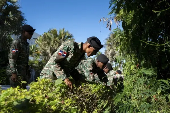 عناصر من قوات الأمن يبحثون في منطقة خضراء في بونتا كانا، جمهورية الدومينيكان، ضمن جهود العثور على الطالبة المفقودة سوديكشا كونانكي.