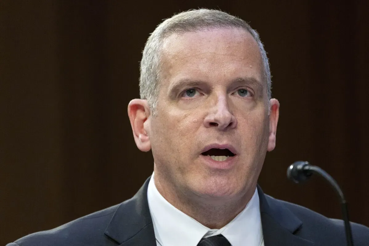 بول أباتي، القائم بأعمال مدير FBI، يتحدث خلال جلسة رسمية، حيث يستعد للرحيل بعد 28 عامًا في الخدمة.