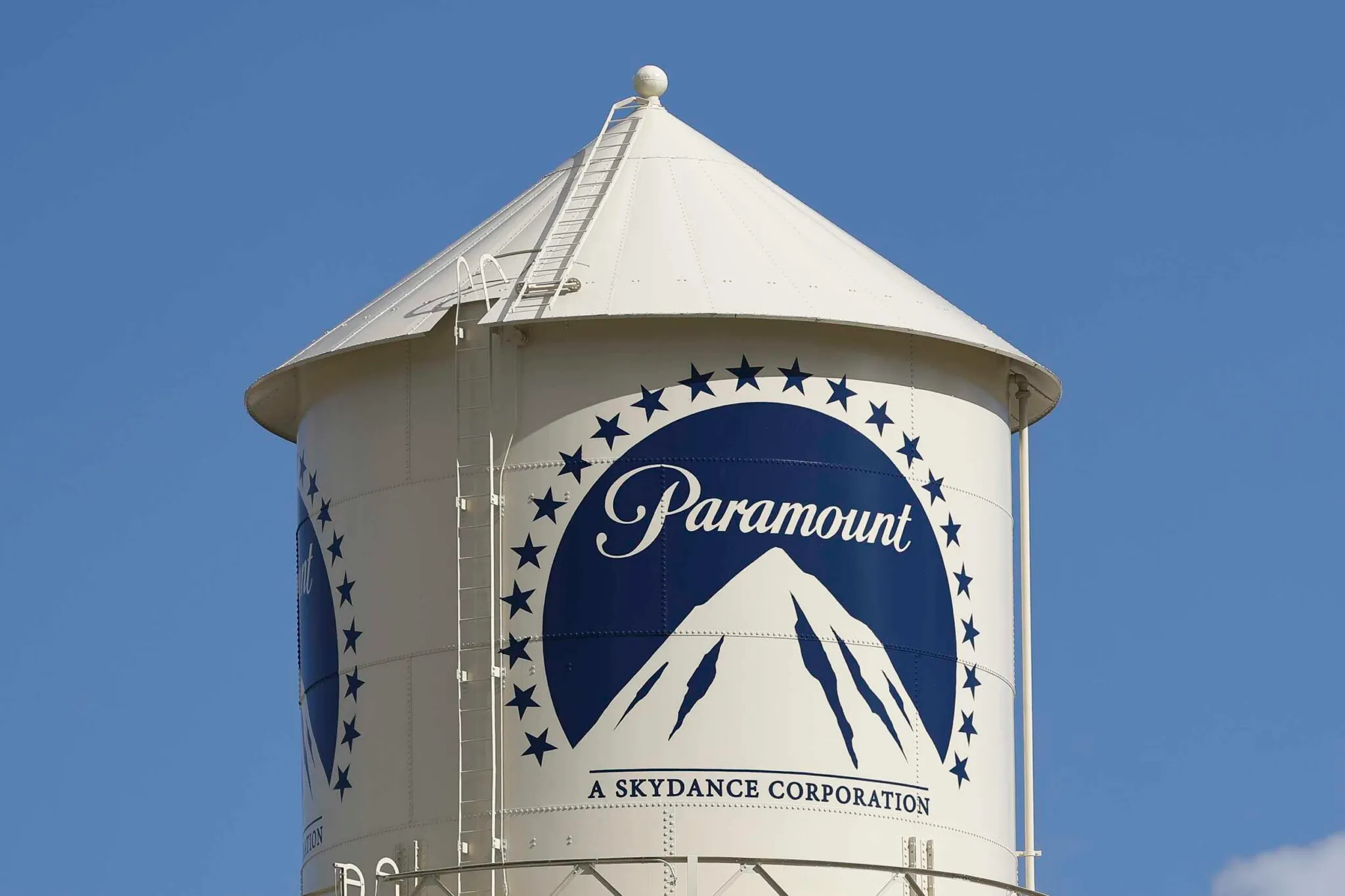 خزان مياه يحمل شعار شركة Paramount Skydance، المرتبطة بالاستثمار الخليجي في قطاع الإعلام الأمريكي.