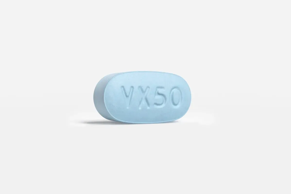 حبوب زرقاء للحد من الألم، تحمل نقشًا "VX50"، تمثل نوعًا جديدًا من مسكنات الألم غير الأفيونية المعتمدة من إدارة الغذاء والدواء الأمريكية.