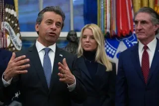 مفوض إدارة الغذاء والدواء الأمريكية، الدكتور مارتي ماكاري، يتحدث خلال مؤتمر صحفي، مع وجود مسؤولين آخرين خلفه.