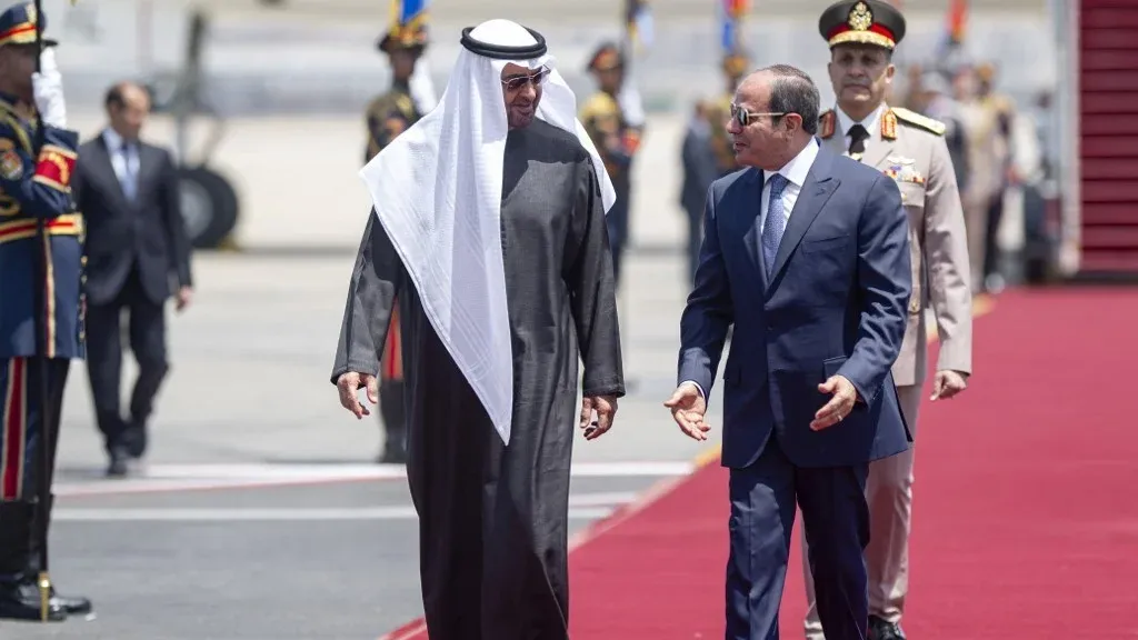 الرئيس المصري عبد الفتاح السيسي يستقبل ولي عهد أبوظبي محمد بن زايد في مراسم رسمية على سجادة حمراء، في ظل توترات بين البلدين.