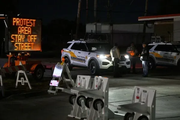 تواجد قوات الحرس الوطني في منطقة شيكاغو لحماية الممتلكات الفيدرالية، مع وجود لافتة تحذر من منطقة الاحتجاج.