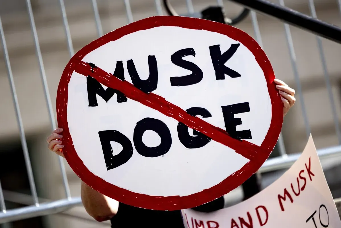 لافتة تحمل عبارة "لا لـ Musk و DOGE" تعبر عن معارضة للسياسات التي يقودها إيلون ماسك في الحكومة الأمريكية.