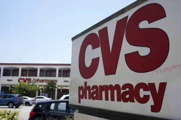 لافتة لصيدلية CVS مع واجهة المبنى في الخلفية، تشير إلى الجدل حول قانون أركنساس الذي يؤثر على مديري المنافع الصيدلانية.