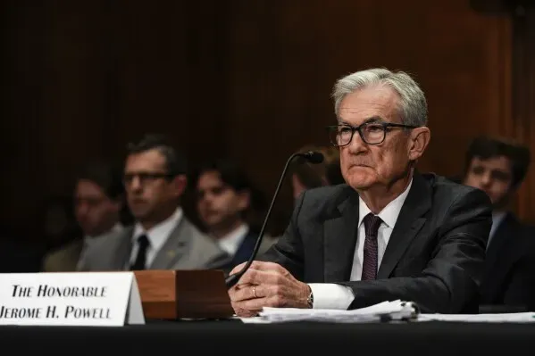جيروم باول، رئيس مجلس الاحتياطي الفيدرالي، أثناء شهادته أمام مجلس الشيوخ حول تأثير الرسوم الجمركية على التضخم.