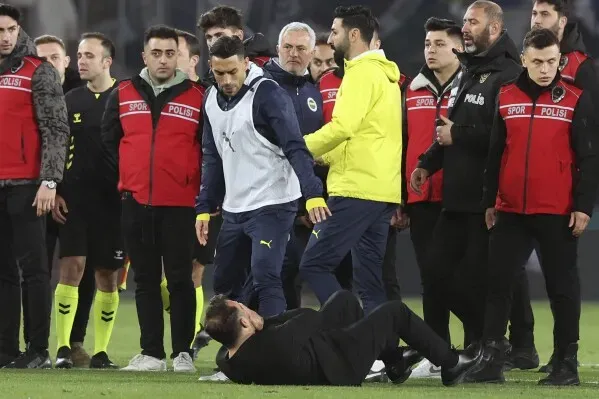 مدرب فنربخشة جوزيه مورينيو وسط مشهد متوتر بعد حادثة مع مدرب غلطة سراي أوكان بوروك، حيث سقط الأخير على الأرض بعد تعرضه للإصابة.