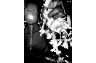 شخص ملثم يحمل مجموعة من الزهور، يظهر في لقطات كاميرات المراقبة أثناء التحقيق في اختفاء نانسي غوثري.