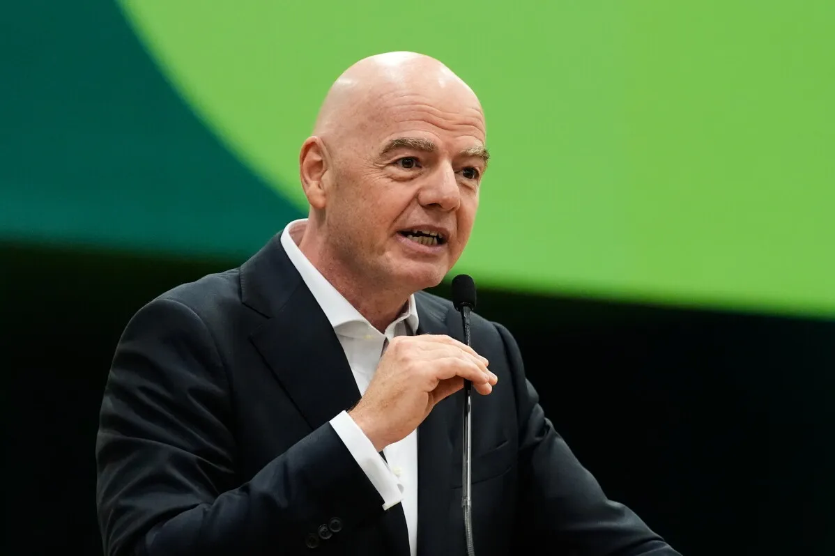 Gianni Infantino رئيس FIFA يتحدث في مؤتمر وسط دعم ست اتحادات عربية لكرة القدم رغم الأزمات السياسية والجدل حول استثمارات كأس العالم.