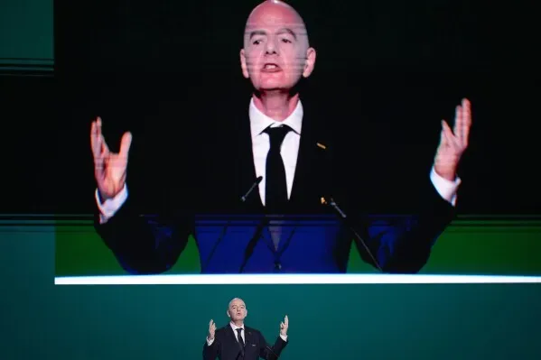 إنفانتينو يتحدث خلال مؤتمر FIFA في الرباط، مع عرض صورة له على الشاشة، حيث يعلن ترشحه لولاية ثالثة في رئاسة الاتحاد.