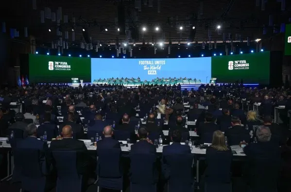 مؤتمر FIFA في الرباط، حيث يجتمع قادة كرة القدم العالميين لمناقشة الانتخابات، مع وجود لافتات تعبر عن وحدة كرة القدم.