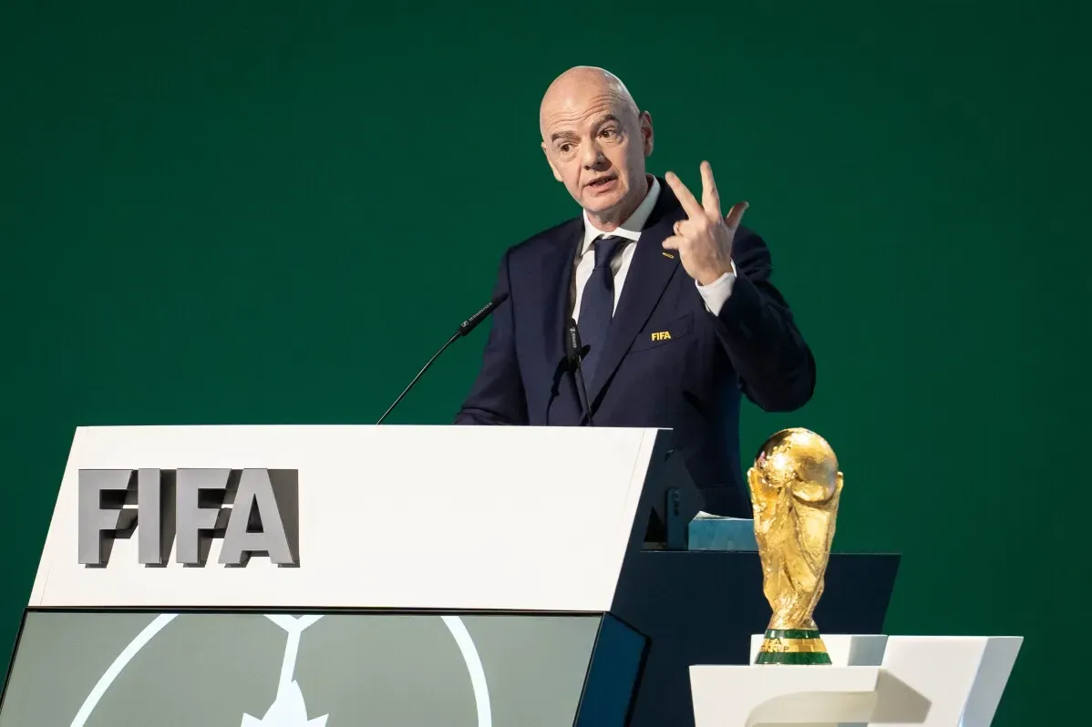 إنفانتينو يتحدث خلال مؤتمر FIFA، مع كأس العالم في المقدمة، معلنًا عن استضافة المغرب للانتخابات في 2027.
