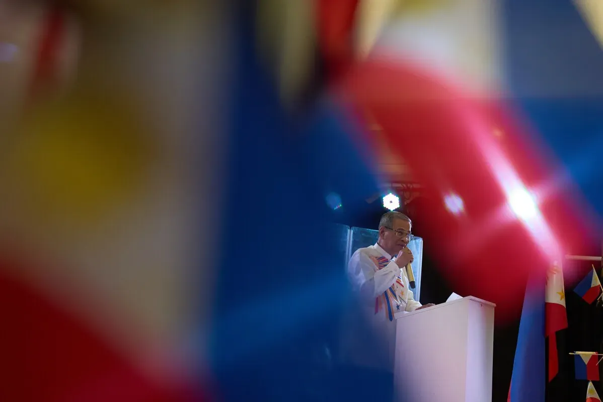 رجل يتحدث في حدث احتفالي، محاط بأعلام الفلبين، بمناسبة الاعتراف بالمدينة الفلبينية في لاس فيغاس.