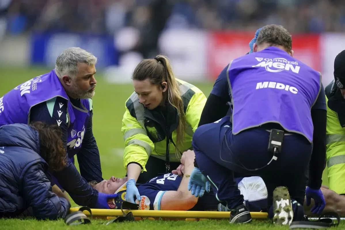 إصابة لاعب الرجبي فين راسل أثناء المباراة، حيث يتلقى العلاج من قبل الطاقم الطبي بعد اصطدامه مع زميله.