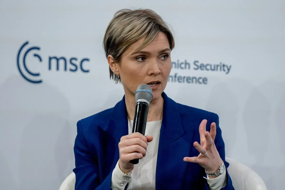 متحدثة في مؤتمر ميونيخ للأمن، تعبر عن أهمية إعادة تسليح أوكرانيا وضغط العقوبات على روسيا.