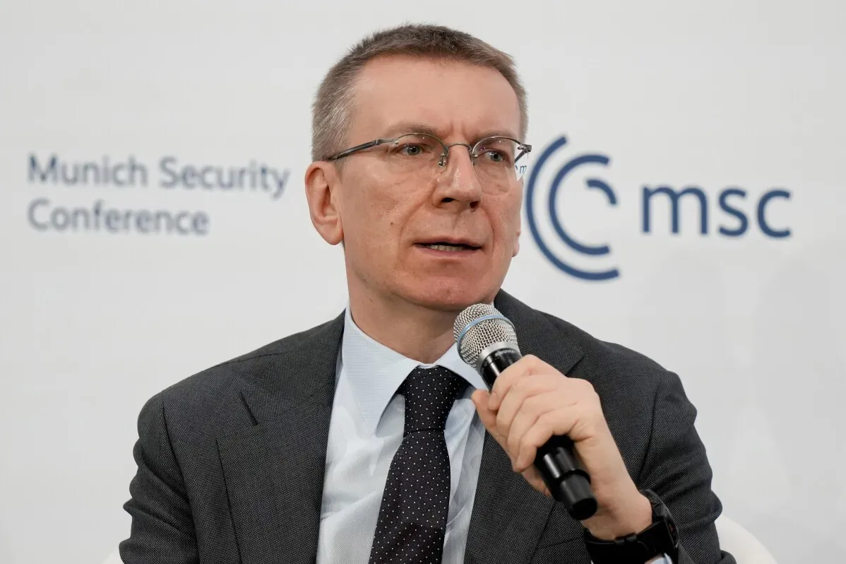 الرئيس الفنلندي ألكسندر ستوب يتحدث في مؤتمر ميونيخ للأمن، داعياً إلى إعادة تسليح أوكرانيا وزيادة الضغط على روسيا.