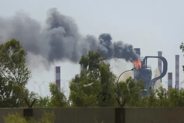 حريق في مصفاة عبادان الإيرانية، مع تصاعد الدخان من المنشأة بعد تسرب مضخة، مما أسفر عن وفاة عامل وإصابة آخرين.