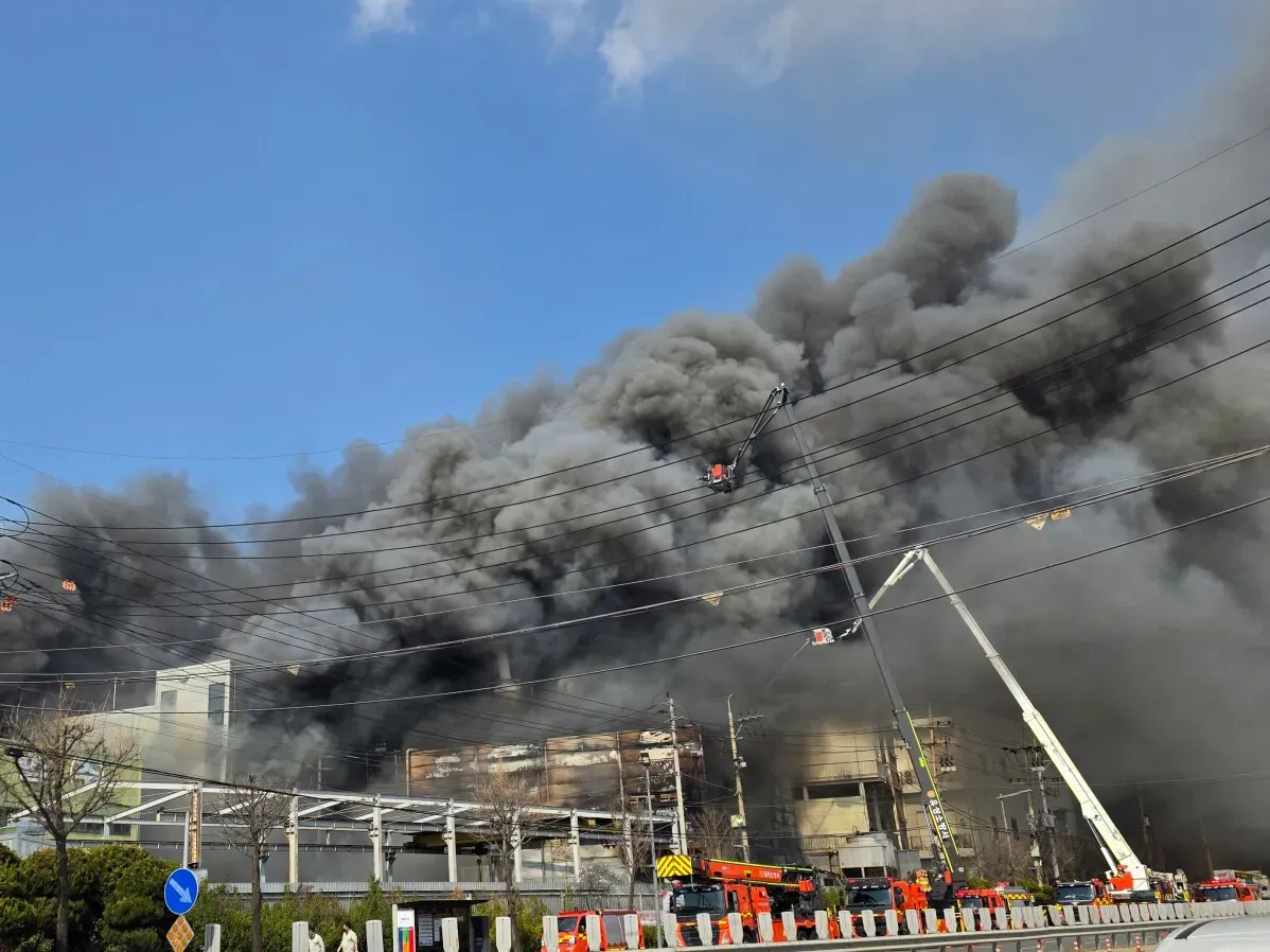 دخان كثيف يتصاعد من مصنع لقطع غيار السيارات في دايجون بكوريا الجنوبية، حيث اندلع حريق أدى لإصابة 55 شخصًا.