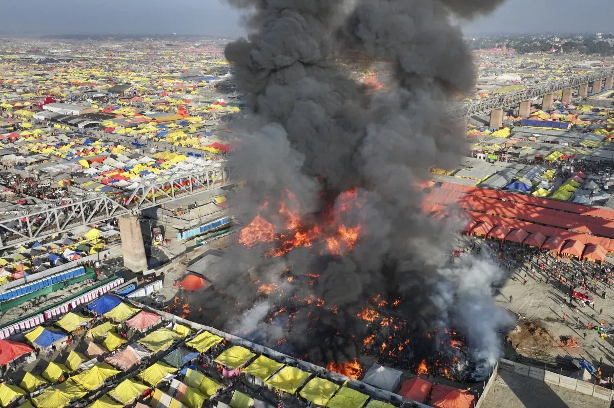 حريق كبير يندلع في مهرجان ماها كومبه، مع تصاعد الدخان فوق الخيام الملونة في مدينة براياجراج، شمال الهند.