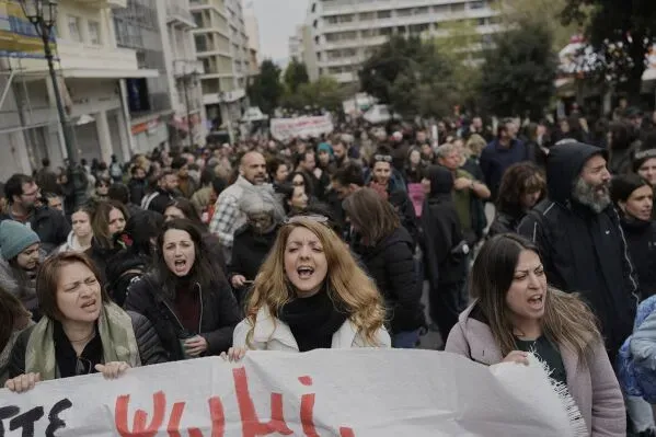 مظاهرة حاشدة في أثينا تطالب بزيادة الأجور وعودة حقوق المفاوضة الجماعية، وسط إضراب عام ضد إجراءات التقشف.