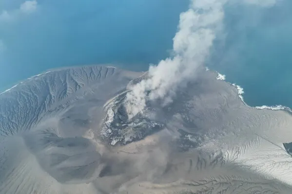 ثوران بركان Anak Krakatau في إندونيسيا مع تصاعد عمود رماد بركاني يؤثر على حركة الطيران ويغلق مطارات رئيسية.