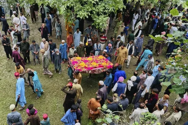 مئات الأشخاص يتجمعون حول نعش مزين بالزهور في جنازة جماعية في باكستان، بعد الفيضانات والانهيارات الأرضية التي أودت بحياة العديد.