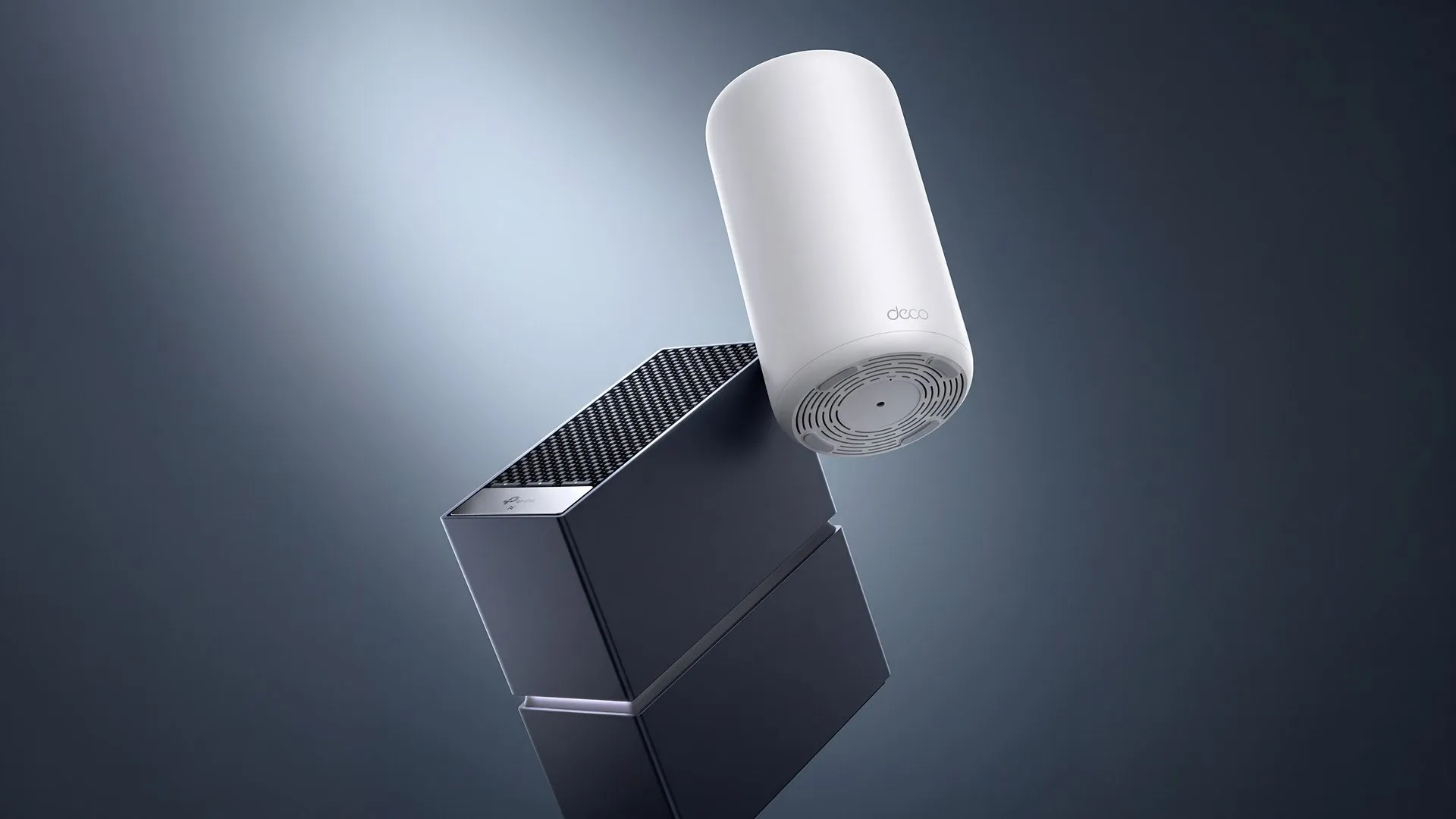 جهازا راوتر منزليان من شركة TP-Link، يُستخدمان للاتصال بالإنترنت وسط جدل قانوني أمريكي حول أمانها وعلاقتها بالصين.