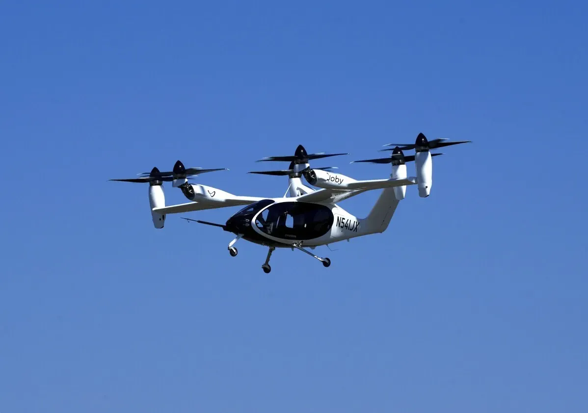 طائرة eVTOL تابعة لشركة جوبي للطيران تحلق في السماء، تمثل مستقبل سيارات الأجرة الجوية الكهربائية.