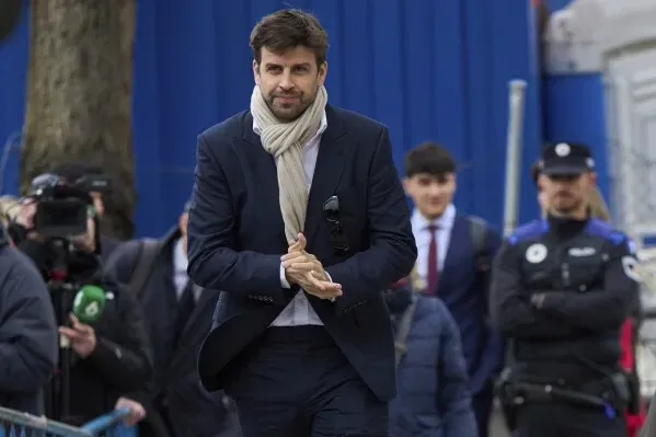 جيرارد بيكيه، مدافع برشلونة السابق، يغادر المحكمة في مدريد حيث يتم استجوابه في تحقيق يتعلق بصفقة كأس السوبر الإسباني في السعودية.