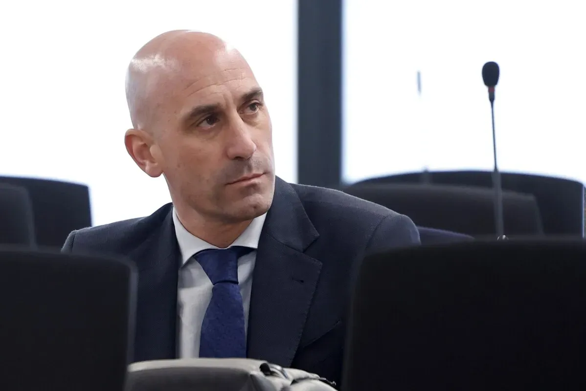 رئيس اتحاد كرة القدم الإسباني السابق لويس روبياليس أثناء جلسة المحاكمة المتعلقة بالاعتداء الجنسي على جيني هيرموسو.