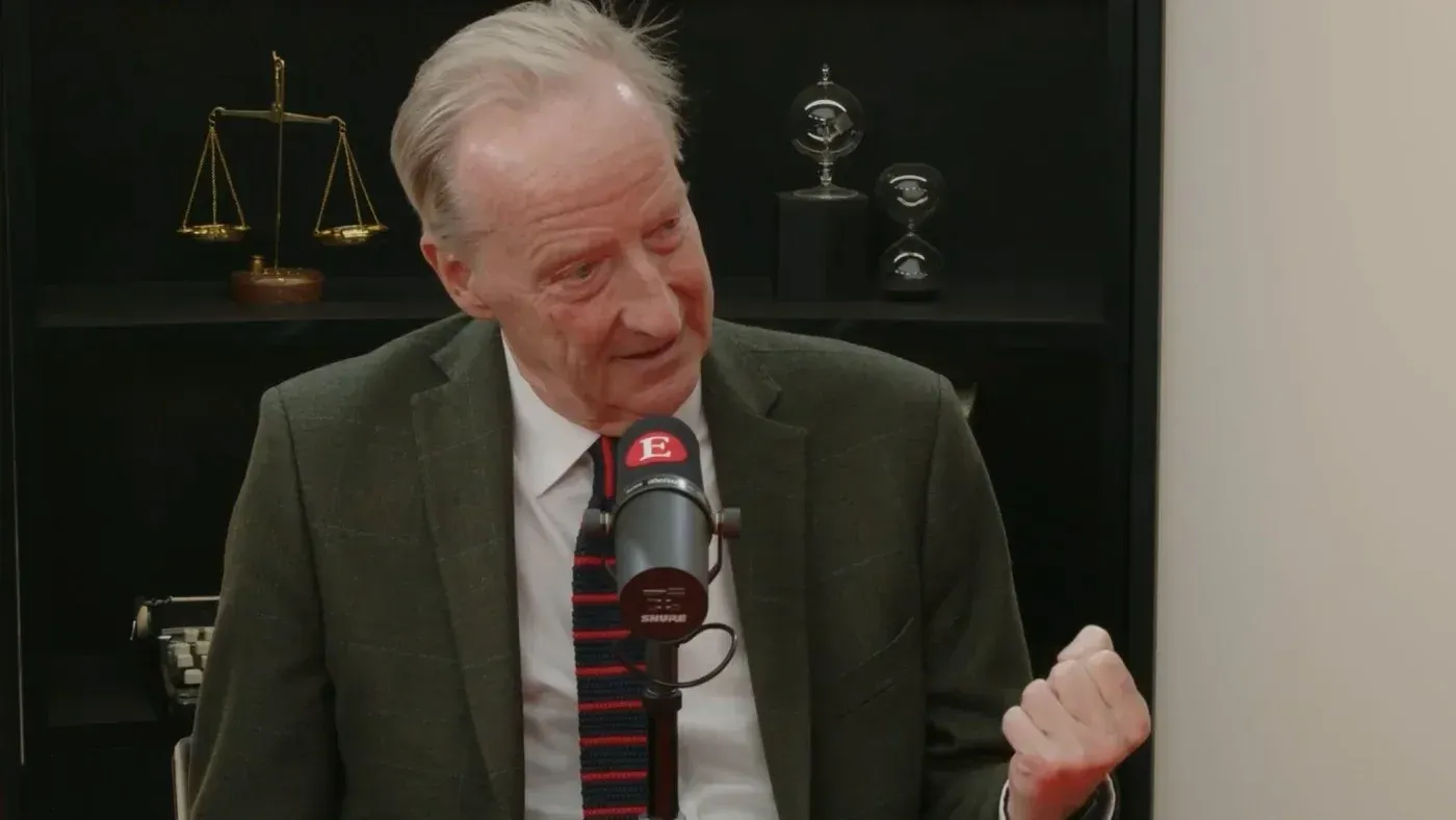 السير أليكس يونغر، الرئيس السابق لجهاز الاستخبارات البريطاني MI6، يتحدث في بودكاست عن دور إيران في الصراع مع الولايات المتحدة وإسرائيل.