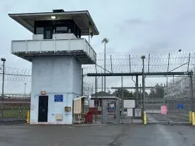 صورة لإصلاحية ميد ستيت في نيويورك، تظهر برج الحراسة والأسوار الشائكة، في سياق قضية تتعلق بوفاة سجين نتيجة اعتداء من الحراس.