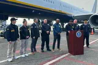 اعتقال ريان ويدينج، المتزلج الأولمبي السابق، في المكسيك، مع مسؤولين من مكتب التحقيقات الفيدرالي خلال مؤتمر صحفي حول قضايا المخدرات.