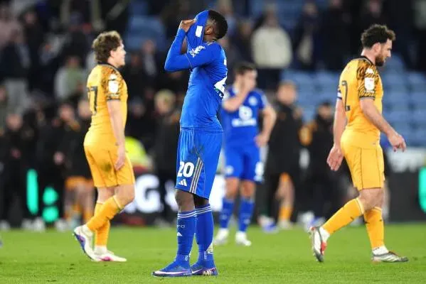 لاعب من Leicester City يضع يديه على رأسه في حالة إحباط بعد التعادل مع Hull City، مما يعكس أزمة الفريق في الهبوط من دوري Championship.